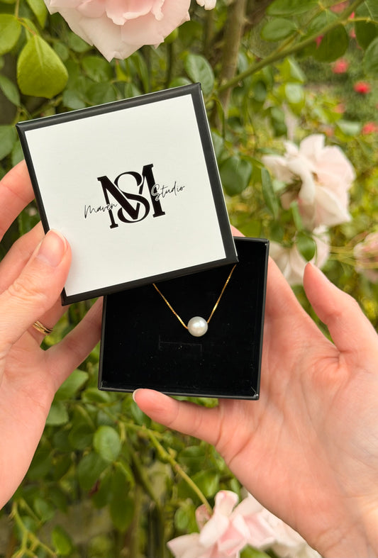 Floating pearl necklace